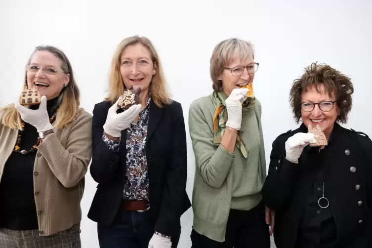 Einmaliger Termin: Barbara Schmidt-Nechl, Carmen Gahmig, Hildegard Jung und Monika Hoff (von links) verkosten Dom-Gebäck.