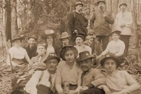 Ab in den Wald: Ein Bild aus den Anfangstagen des Pfälzerwald-Vereins.