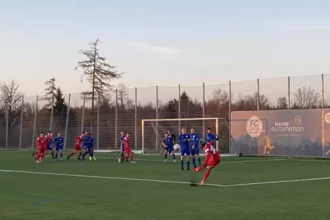 Letzte Aktion im Spiel von FCK II in Karbach: Lauterns Mittelfeldspieler Phinees Bonianga tritt zum Freistoß an. Sein Ball segel