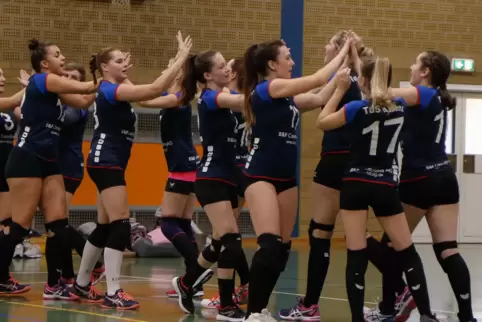 Freuen sich über den Sieg über die SG Idar-Oberstein: die Volleyballerinnen des TuS Alsenz. 