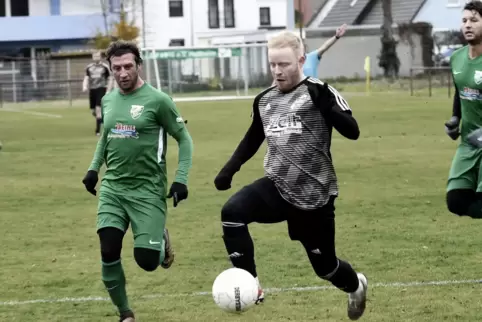 Stürmer Marcel Kraft (rechts), hier mit Cem Tatar, erzielte das 2:0 für Gastgeber ASV Heßheim.