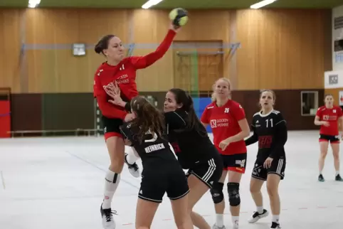 Siebenmal erfolgreich: FSG-Spielerin Lena Bringsken trifft gegen Heiligenstein.