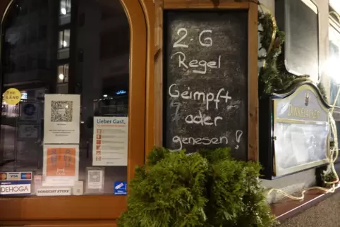 Ein Hinweisschild an einem Restaurant in der Stuttgarter Innenstadt weist auf die 2G-Regel hin. 