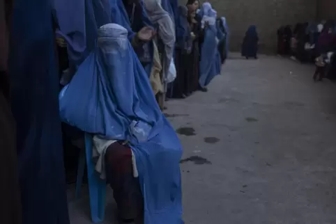 Afghanistan, Kabul: Afghanische Frau warten am Samstag in Kabul darauf, bei einer vom Welternährungsprogramm organisierten Geldv