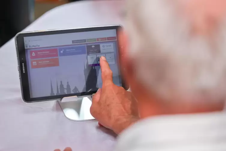 Lisa Bieber zeigt Senioren, wie sie Videotelefonate mit ihren Angehörigen führen können. 