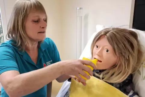  Charlotte ist eine Pflegepuppe, ein Modell, an dem angehende Pflegekräfte nahezu alle in der Pflege relevanten Maßnahmen üben k