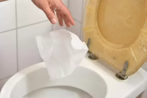 So bitte nicht! Feuchte Reinigungstücher sollen nicht über die Toilette entsorgt werden. 