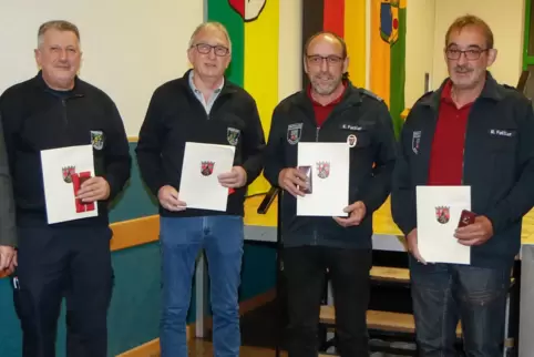 Für 45 Jahre Mitwirkung in der Feuerwehr erhielten Sigfried Nurmuhamed, Karl-Heinz Böhmer, Hans-Erich Fattler und Reimund Fattle