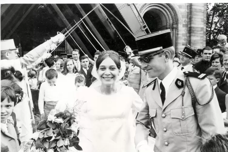 Die Hochzeit des französischen Militärarztes Dr. Jean-Claude Waguet mit Katia Bourgeois, der Tochter des damaligen Kommandeurs d