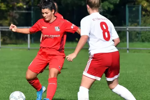 Büsra Kuru (links, hier 2020 gegen Bad Neuenahr) ist eine von zwei Nationalspielerinnen des 1. FFC Niederkirchen.