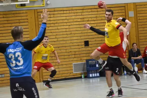 Der zum Kreisläufer umfunktionierte Rückraumspieler Jochen Schloß (beim Wurf) war mit zehn Toren einer der Aktivposten bei der H