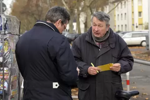 Volker Endres im Gespräch mit Rüdiger Kraus (rechts).