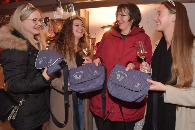Mit den Unikat-Taschen hat Elke Weisbrodt (2. von rechts) den Weinhoheiten (von links) Laura Wessa, Sophia Hanke und Sabina Kobe