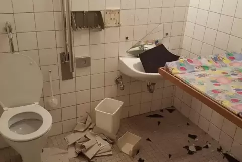 An der Walderholungsstätte toben sich Vandalen immer wieder aus: Sie brechen ein, verwüsten, schmeißen Inventar durch die Gegend
