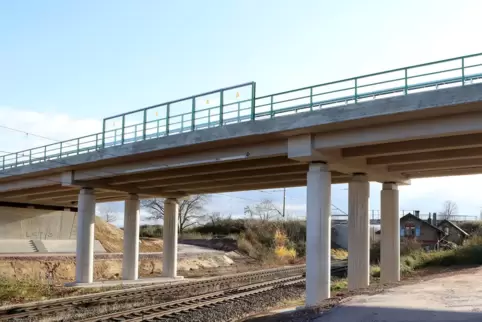 Die Brücke, auf der die Autos auf der Südumgehung eines Tages die Bahnstrecke Germersheim-Wörth überqueren können. 