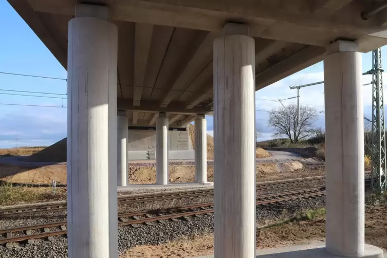 Unten Z&uuml;ge, oben Autos. Die neue Br&uuml;cke ist seit wenigen Tagen fertig. 