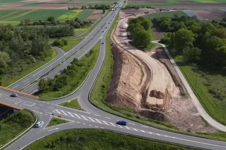 An der Stra&szlig;e nach H&ouml;rdt entsteht ein Kreisel, um die S&uuml;dumgehung an die B 9 nach Germersheim anzuschlie&szlig;en. 