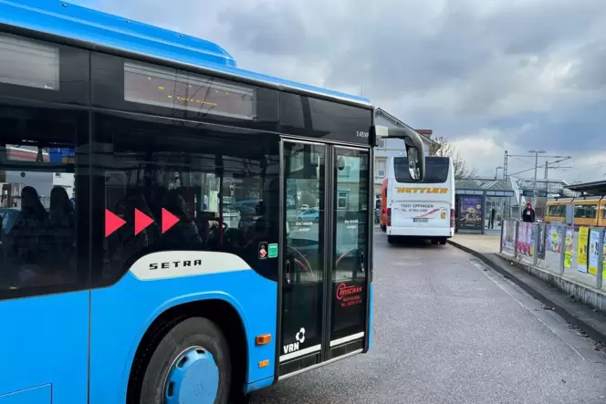 Reger Busverkehr vor dem Wörther Bahnhof.