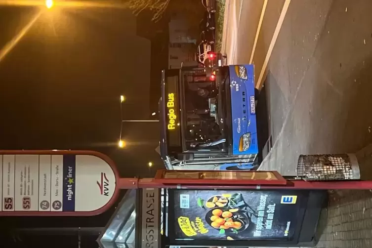Der Bus f&auml;hrt zur Rheinbergstra&szlig;e, h&auml;lt aber nicht am Bahnhof. Das sorgt manchmal f&uuml;r Verwirrtung. 