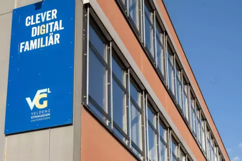 Das Motto an der Außenfassade.