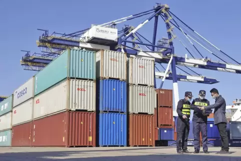 Überseecontainer in einem Hafen.