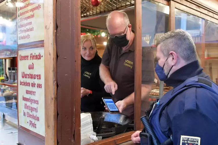 Auf dem Weihnachtsmarkt: Heiko Schied vom kommunalen Vollzugsdienst überprüft die Unterlagen und Nachweise von Heike Weber und T