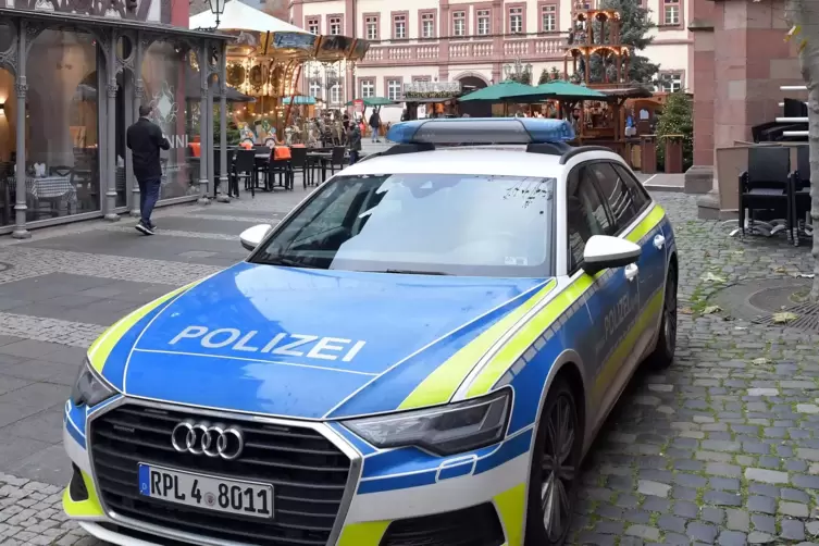 Auch die Polizei war am Tag eins des Neustadter Weihnachtsmarkts 2021 präsent. 