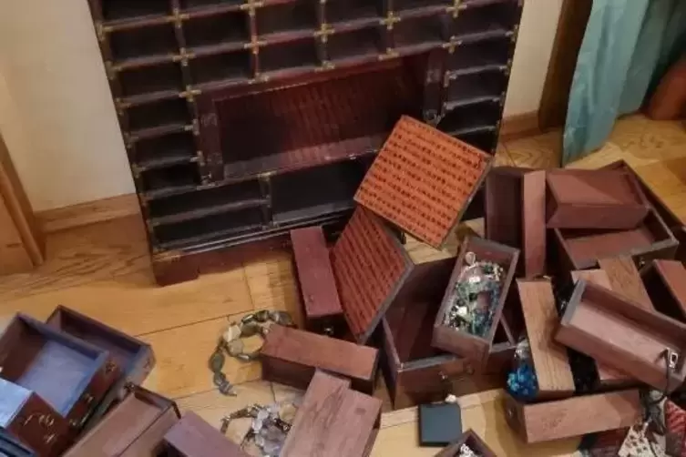 Durchw&uuml;hlt: Ein Schrank mit Schmuck wurde aufgebrochen. 