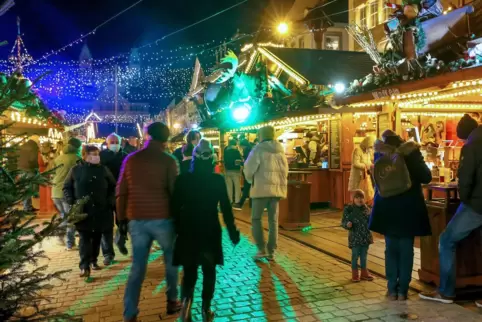 Bunt beleuchtet: So präsentierte sich der Weihnachtsmarkt und lockte beim Start schon Besucher von der anderen Rheinseite an.