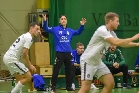 Trainer Christian Job wie ein Impresario. Links Markus Michel, rechts Mario Kröper. 