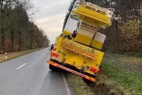 Der Wagen kam von der Straße ab. 