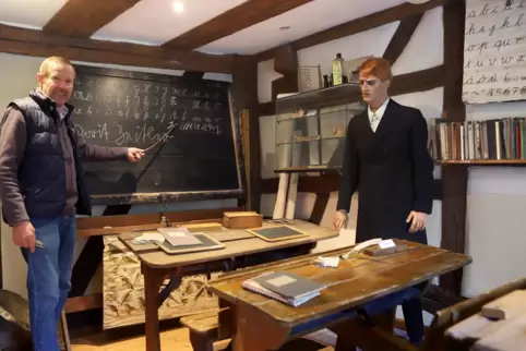 Fritz Schaurer im alten Schulsaal, in dem es auch eine Sammlung historischer Lesebücher gibt.