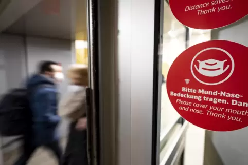 Im öffentlichen Nahverkehr herrscht Maskenpflicht.