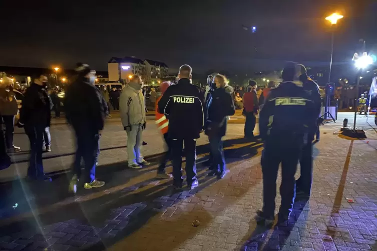 Wenige Minuten vor der Eskalation: Corona-Demonstranten in Bad Dürkheim diskutieren am Montagabend mit der Polizei, die Maskenpf