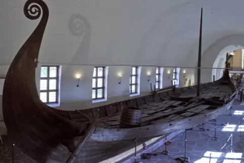 Mit hölzernen Schiffen – hier das berühmte Oseberg-Schiff, ausgestellt in Oslo, – gingen die Wikinger auf große Fahrt. 