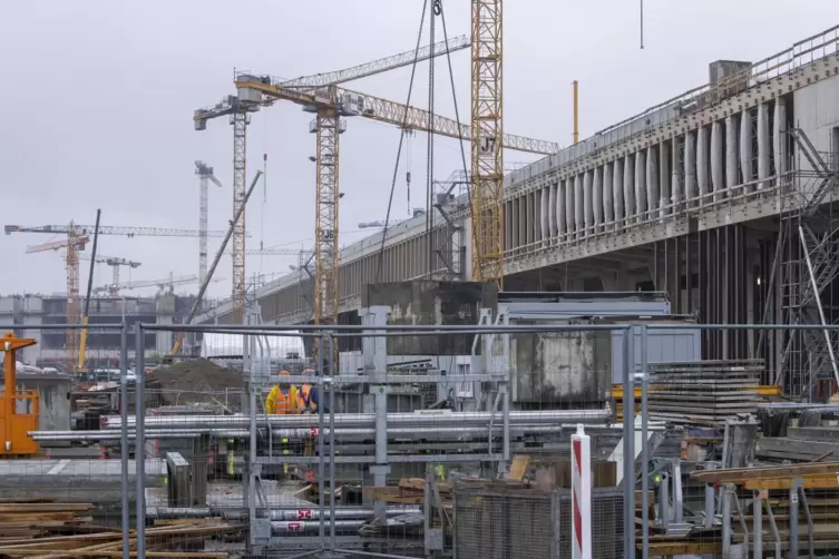 Der Handwerksverband ZDH h&auml;lt es f&uuml;r sehr schwierig, die vorgeschriebenen Kontrollen im Bauhandwerk umzusetzen: Baustelle des zu