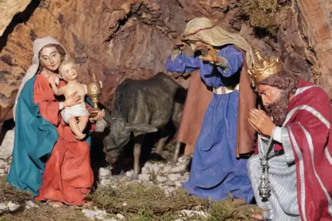Eine Nahaufnahme von Maria, Josef, dem Kind und einem der Heiligen Drei Könige in der Osterrieder-Krippe. 