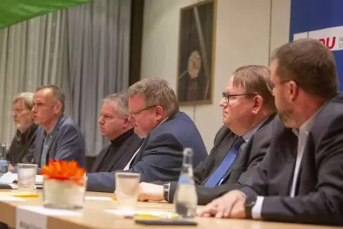 Sie werben bei den Homburger Bürgern für ein Ja zur Abwahl Schneidewinds: Von links Winfried Anslinger und Marc Piazolo (Grüne),
