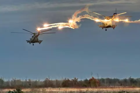 Ukrainische Militärhubschrauber stoßen während einer Übung Täuschkörper ab, die anfliegende Lenkwaffen vom Ziel ablenken sollen.