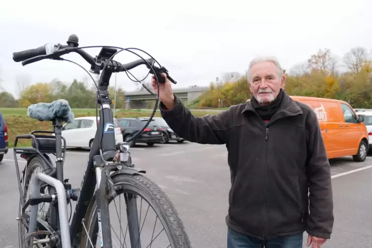 Ein Stückchen weniger radeln: Klaus-Peter Foitzik startete zuletzt mit seinem E-Bike am Lußhof-Parkplatz seine Touren nach Neust