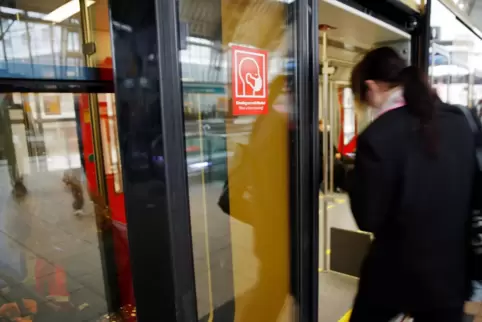 Kontrolliert werden die 3G-Regeln während der Fahrt, aber nicht beim Einstieg. Dies gilt gerade im S-Bahn-Verkehr als nicht mach