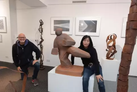 Im Atelier von Keramikkünstlerin Hui-Ling Yang in Grünstadt stellen auch Markus Koch Stahlskulpturen und Matthias Hage (im Bild)