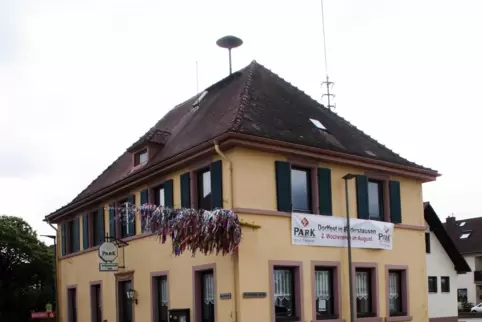 Der Hauptgrund für die Gemeinderatssitzung in Biedershausen am Mittwoch ist der neue Teppich für das Dorfgemeinschaftshaus. 