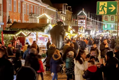 Weihnachtsmarkt: An der Pilgerstatue steht das Himmelstelefon. 