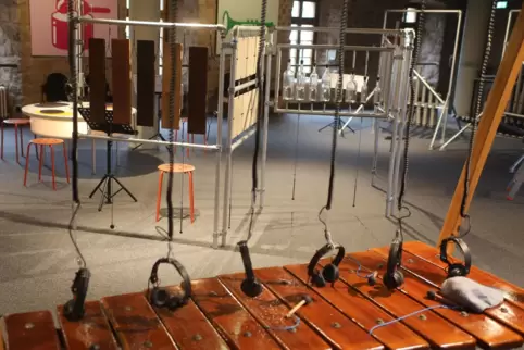 Hölzer, Flaschen, Kisten, Rohre. Die Instrumente im ersten Stock der Zehntscheune sind durchaus ungewohnt. 