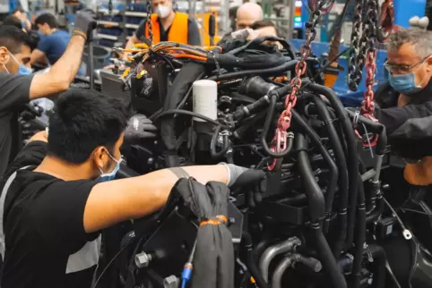 Ohne Maske geht’s nicht. Arbeiter im Wörther Lkw-Montagewerk.
