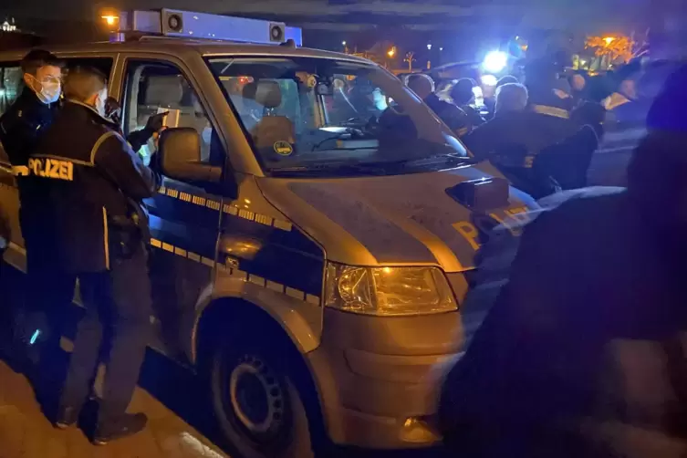 Gerangel am Polizei-Kleinbus: Mittlerweile sprechen die Ermittler von Landfriedensbruch und einer versuchten Gefangenenbefreiung