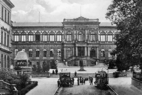 Die Lohnkutscher anlässlich der Gewerbe- und Industrieausstellung vor der damaligen Landesgewerbeausstellung, eine Ansichtskarte