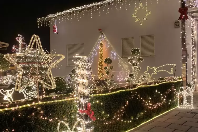 Hell erleuchtet: das Haus der Familie Schäfer vor Weihnachten im vergangenen Jahr.
