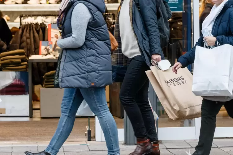 Menschen gehen mit Einkaufstaschen durch die Hamburger Innenstadt.